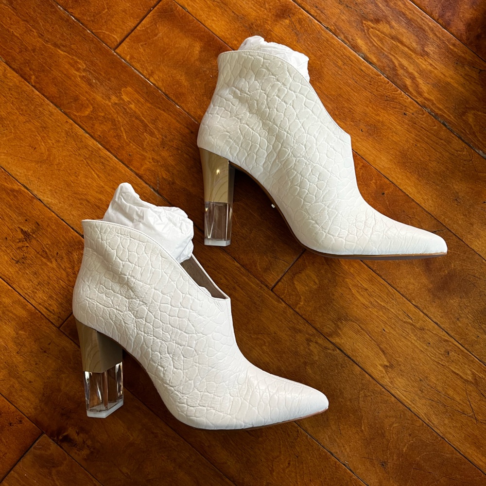 NWT 42 Gold Kisses Booties
